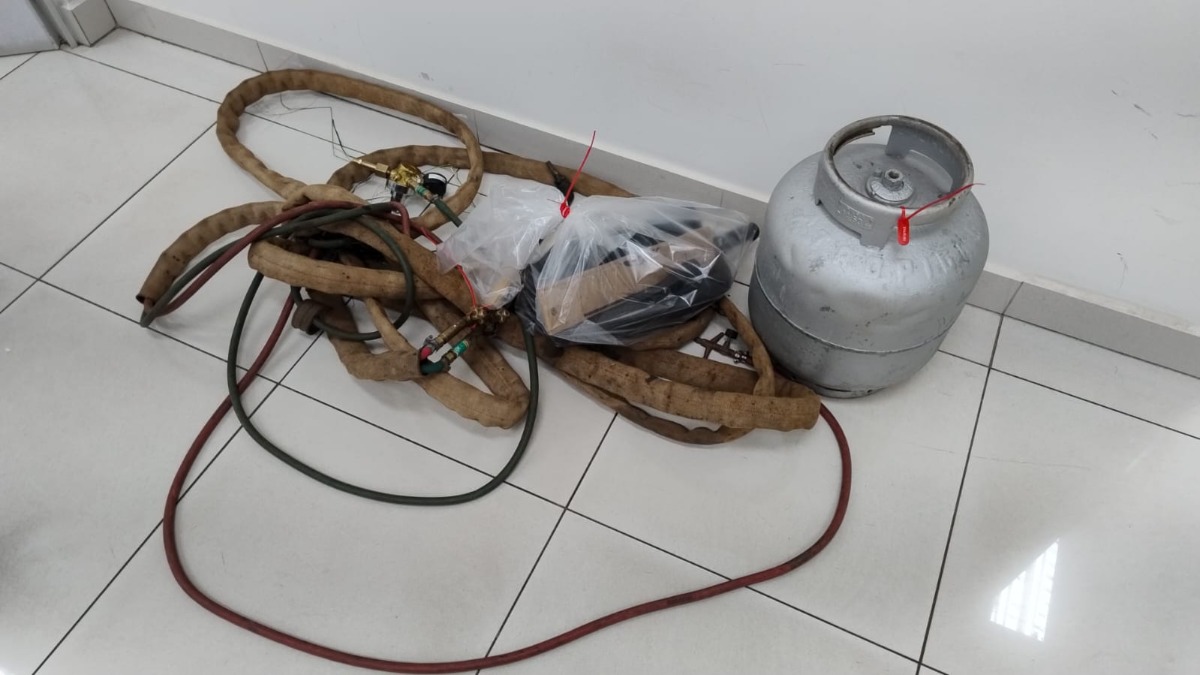 Trio é preso pela PM após furto de trilhos de aços de ferrovia no Jardim Santa Júlia