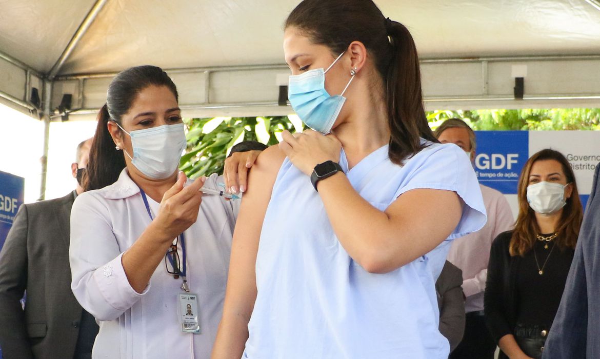 Vacinação contra a covid-19 já teve início em quase todo o país
