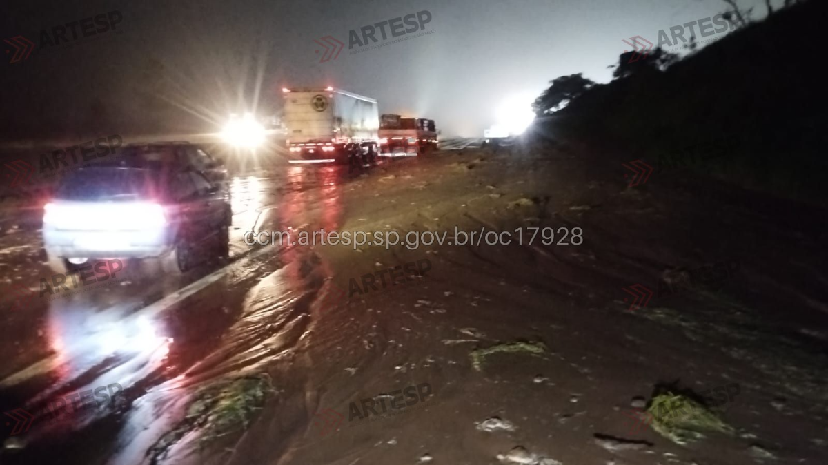Rodovia Washington Luís é totalmente interditada após deslizamento terra; veja o trecho