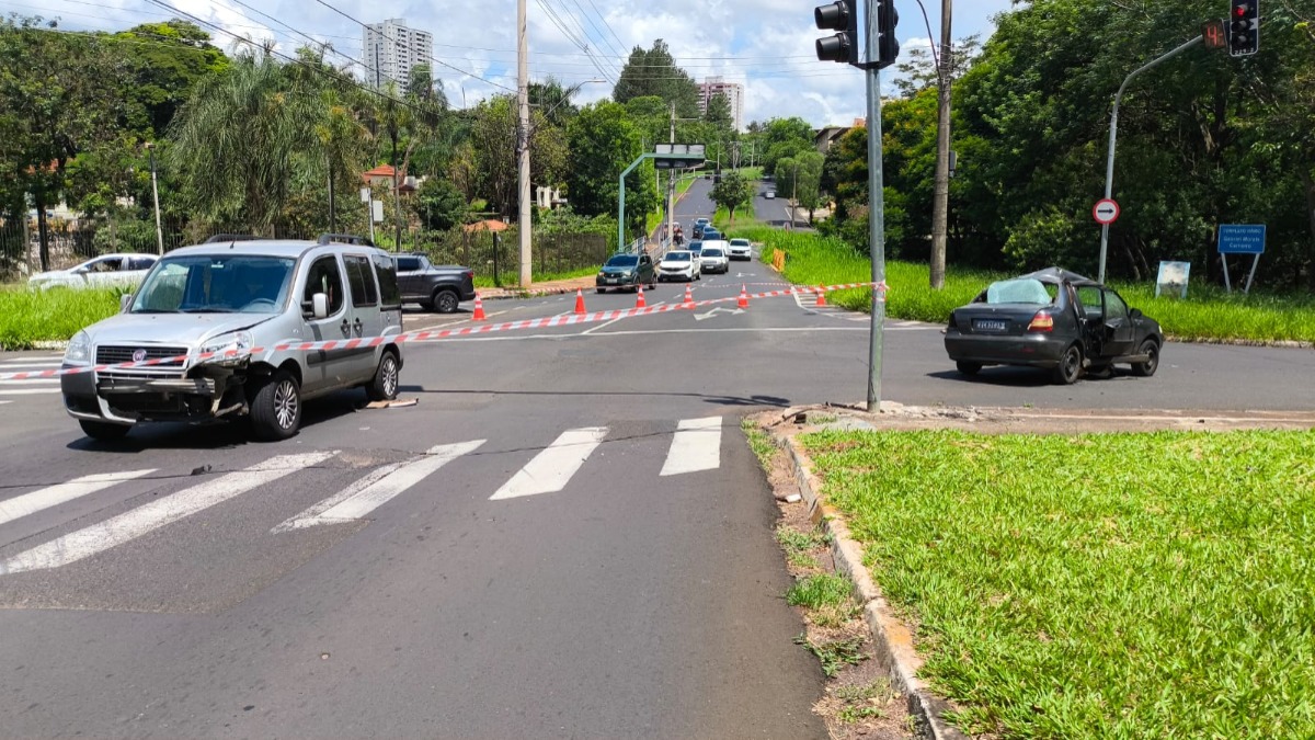 VÍDEO: Motorista flagra acidente grave entre dois carros na Napoleão Selmi Dei