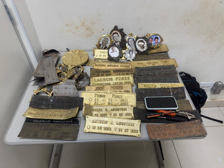 Dupla é presa pela GCM após furtar placas de bronze e objetos de túmulos no Cemitério São Bento, em Araraquara
