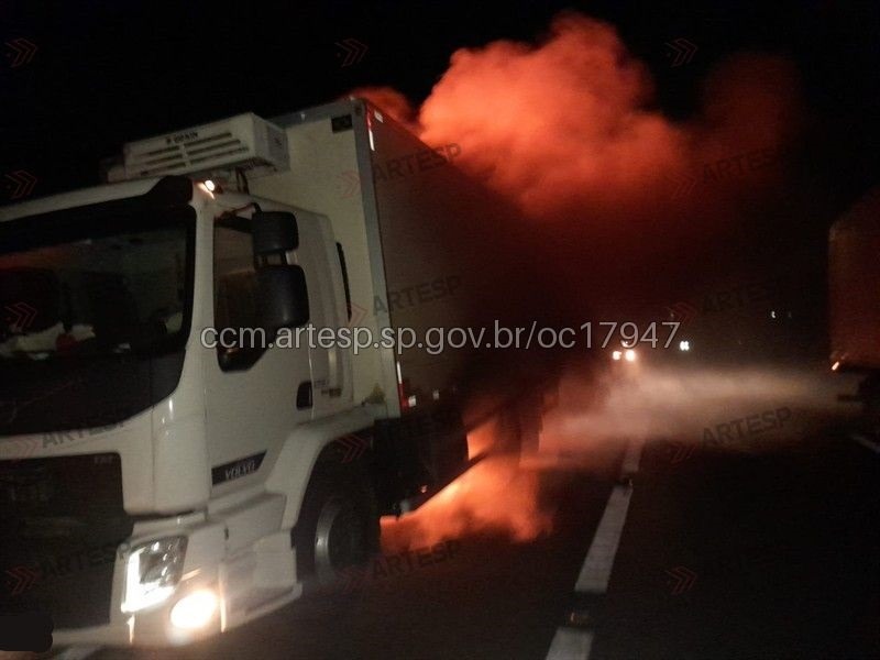 Caminhão pega fogo na Rodovia Washington Luís em Matão
