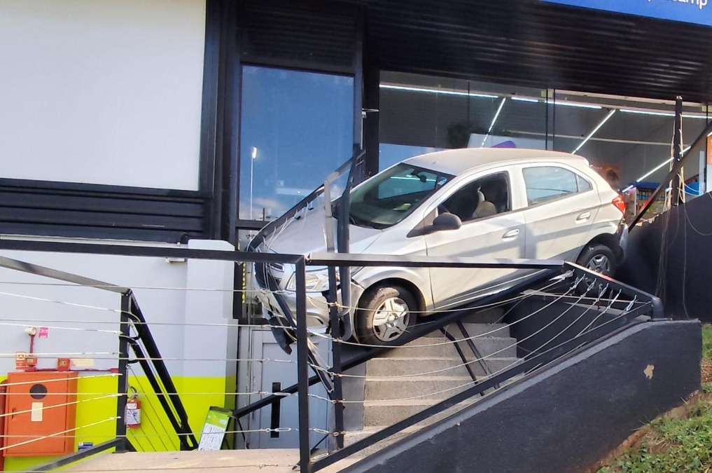 AGORA! Carro despenca de estacionamento no Damha em Araraquara