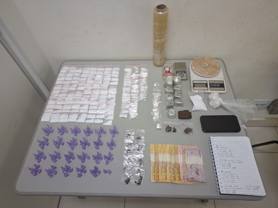 Jovem é preso pela PM com grande quantidade de drogas após perseguição no Parque São Paulo