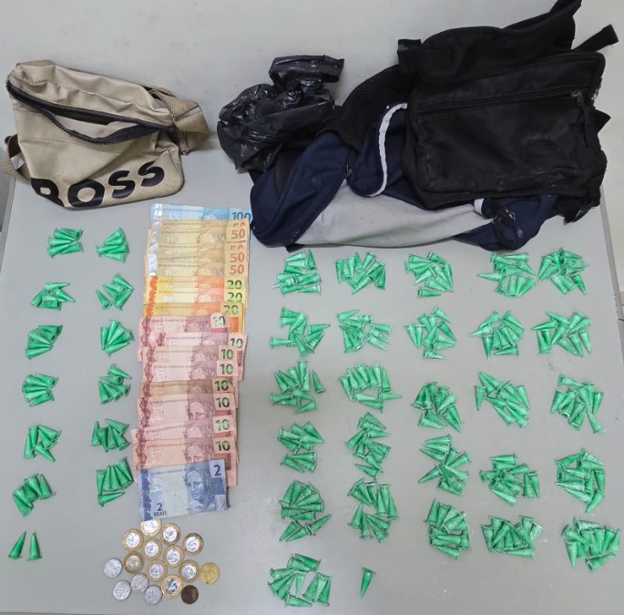 Adolescente é detido pela Força Tática com mais de 300 pinos de cocaína no Laura Molina