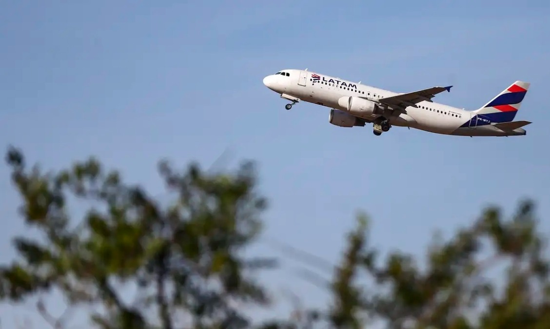 URGENTE: Avião da Latam faz pouso de emergência em Ribeirão Preto após explosão a bordo