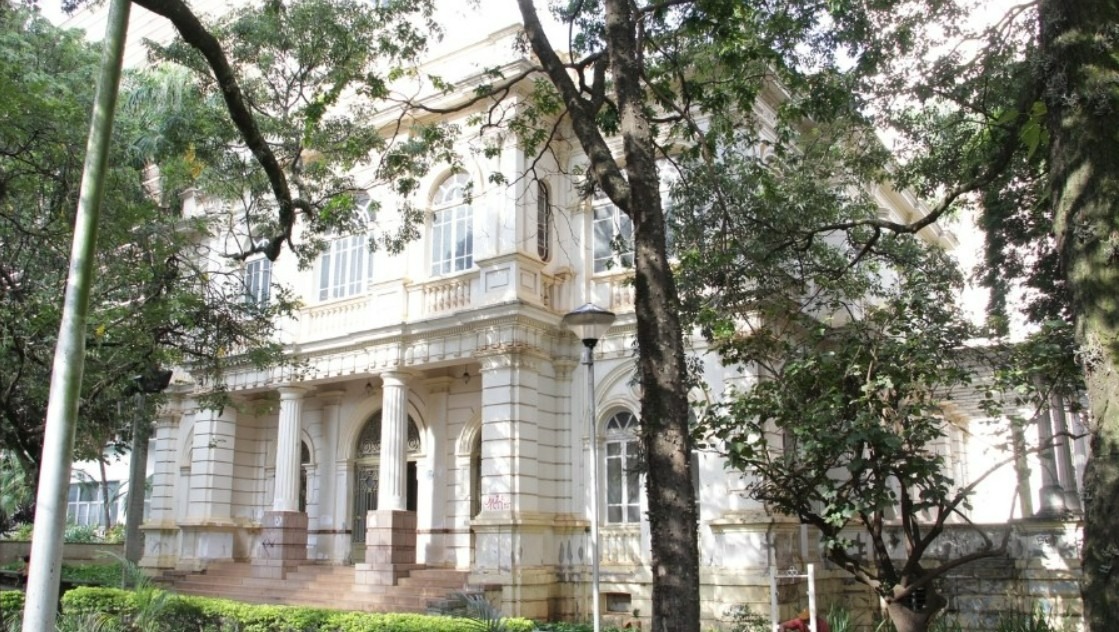 Vereador propõe estudo para instalação de corrimãos nas escalas do Palacete das Rosas