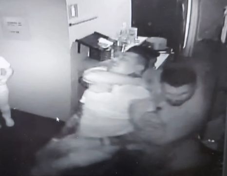 VÍDEO: Imagens inéditas revelam agressões e asfixia contra empresário em casa noturna no Centro de Araraquara