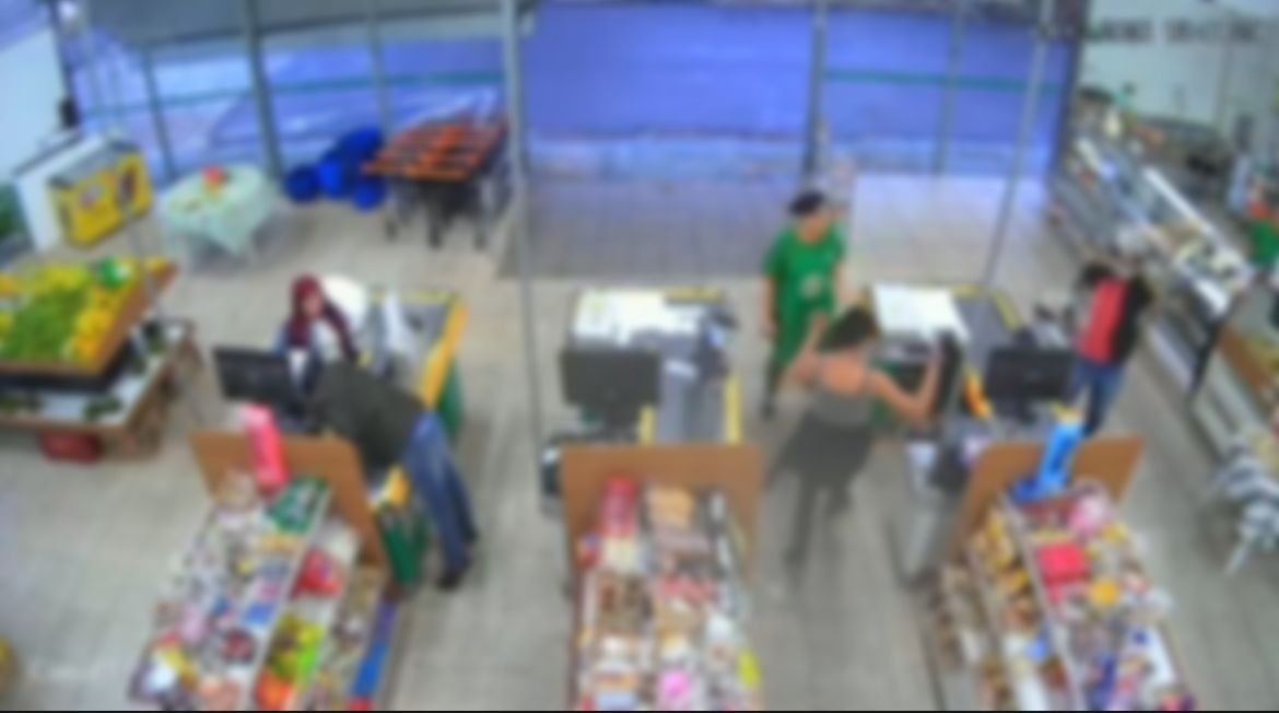 VÍDEO: Dupla armada assalta varejão e foge levando R$ 1,4 mil na Vila Xavier