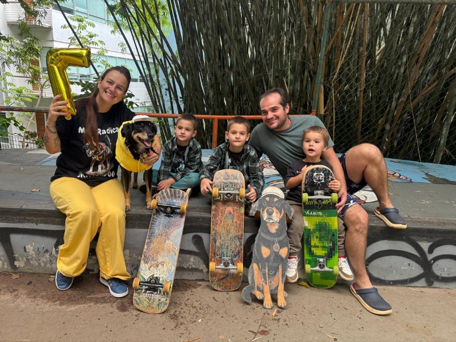 Aniversário diferente: gêmeos de Araraquara celebram 7 anos ao lado da cachorra skatista Mel