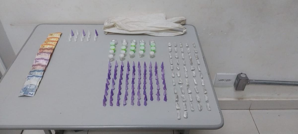 Adolescente é detido pela PM com drogas e dinheiro em ponto de tráfico no Jardim São Rafael ll