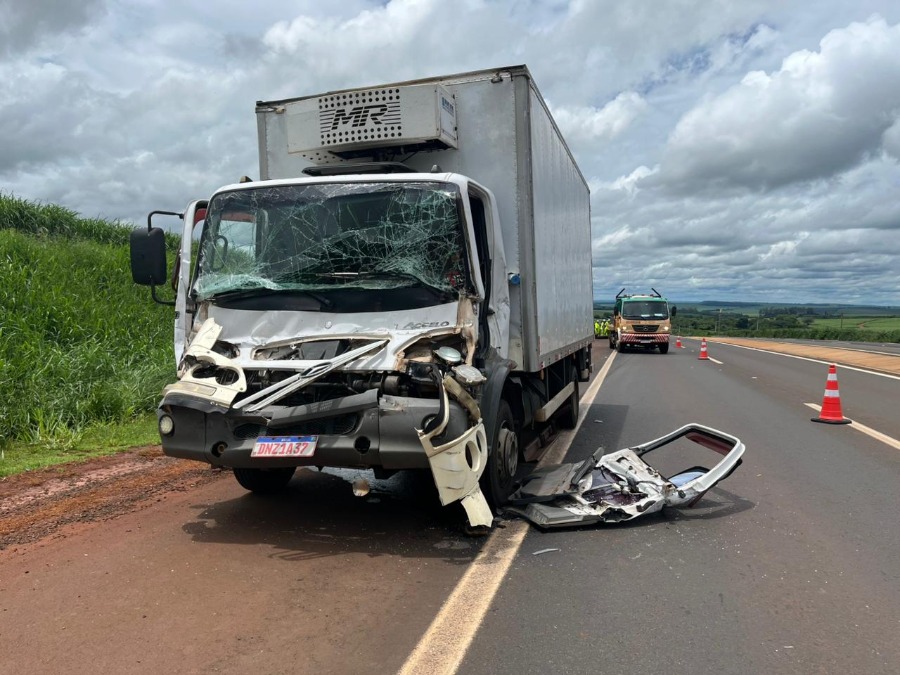 Colisão traseira entre dois caminhões deixa motorista preso entre as ferragens na SP-255 em Américo