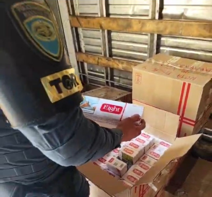 TOR apreende 11 mil maços de cigarros contrabandeados dentro de caminhão na SP-255 em Boa Esperança do Sul
