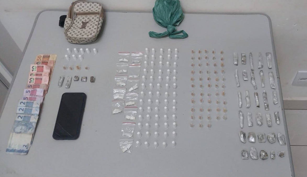 PM prende jovem com drogas e dinheiro em ponto de tráfico no Valle Verde