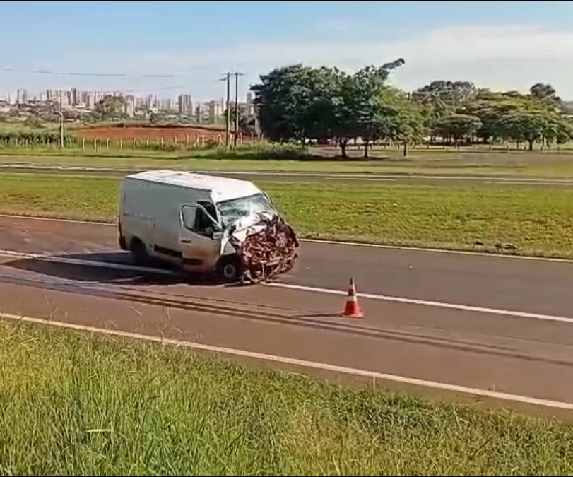 Motorista de van fica preso nas ferragens após colisão com caminhão na Washington Luís em Araraquara