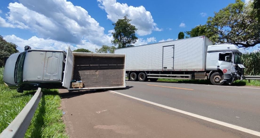 URGENTE: Acidente entre caminhões interdita SP-255 entre BES e Araraquara