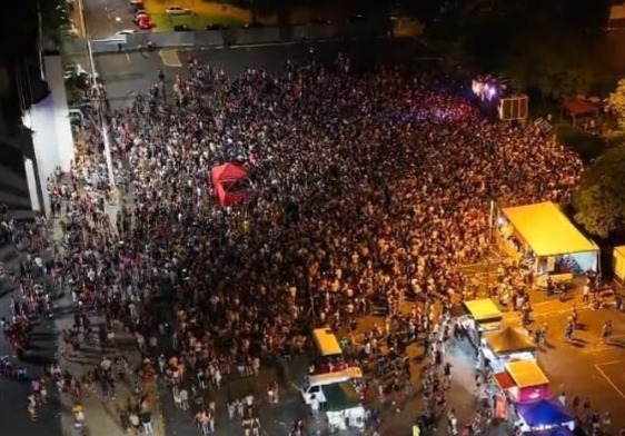 Bloco 3 é Amor reúne milhares na Praça Scalamandré; veja fotos