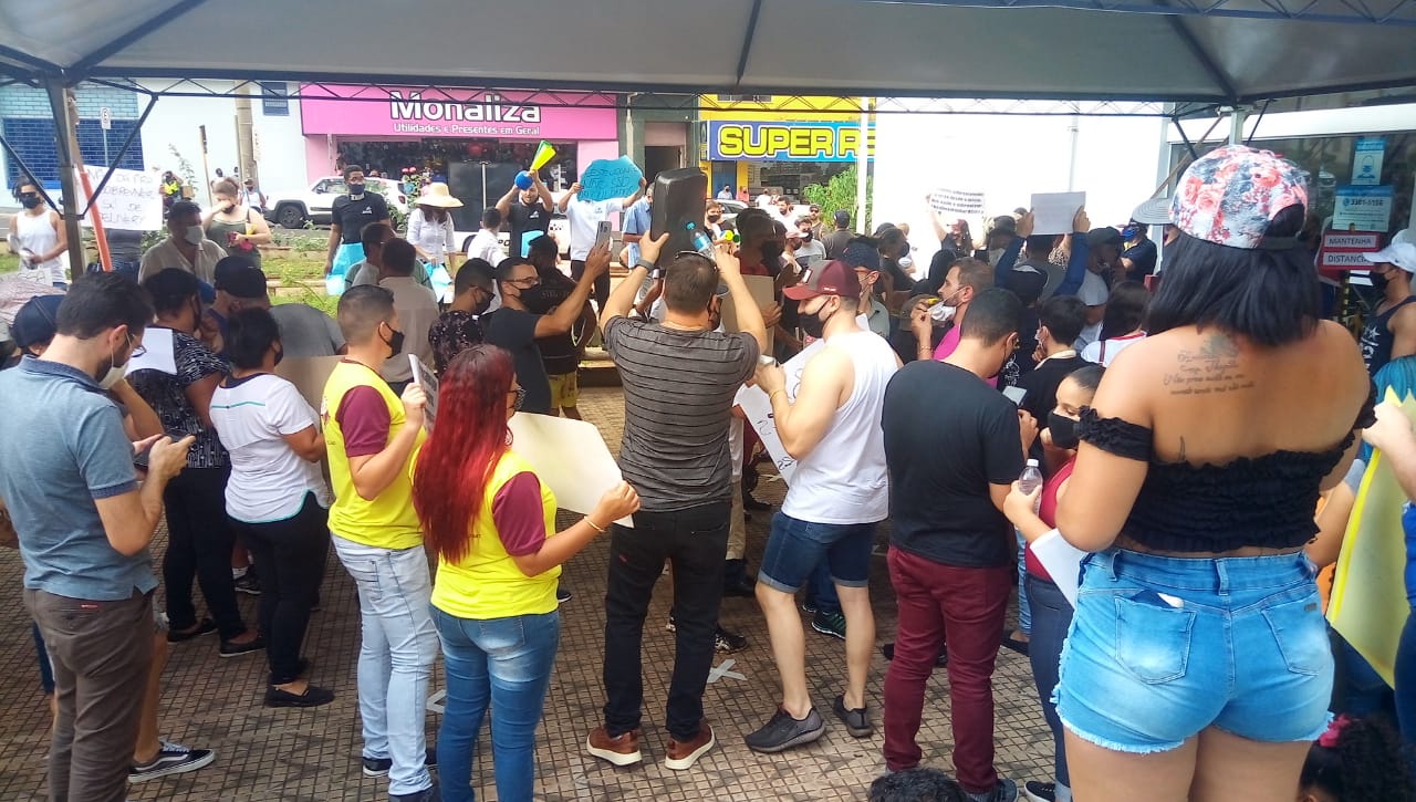 Comerciantes e funcionários protestam contra o fechamento de bares e restaurantes