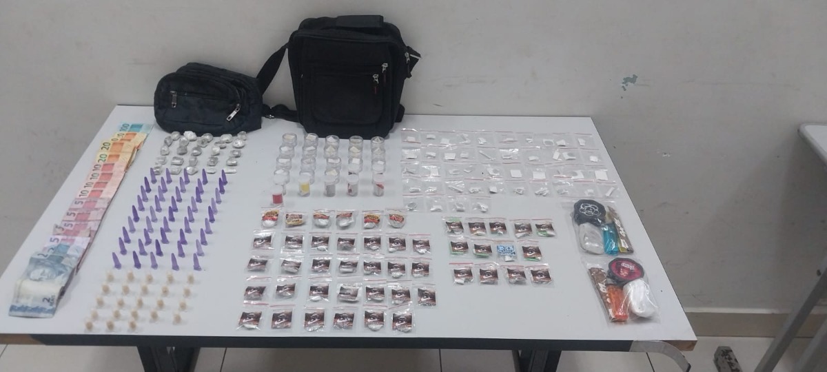 Jovem é preso pela PM com drogas e dinheiro em ponto de tráfico no Valle Verde