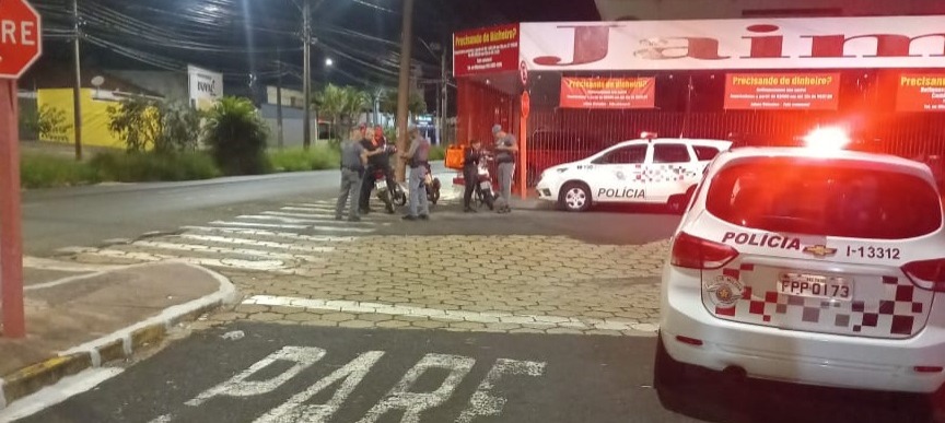 PM apreende motos em ação contra barulho na Vila Xavier, em Araraquara
