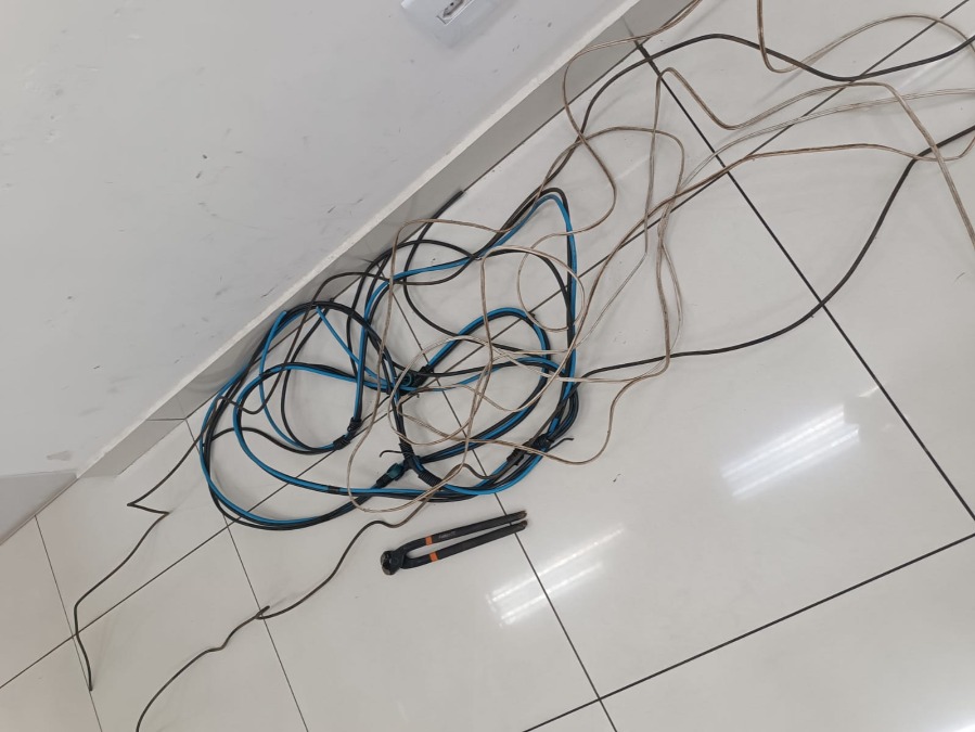 Ladrão é preso escondido no forro de casa após furtar fiação no Melhado