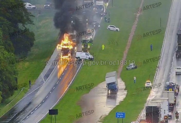 Engavetamento entre quatro veículos causa princípio de incêndio na Rodovia Washington Luís