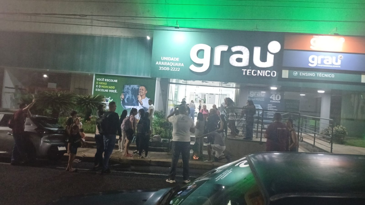 Alunos queimam camisetas em protesto contra fechamento do Grau Técnico em Araraquara