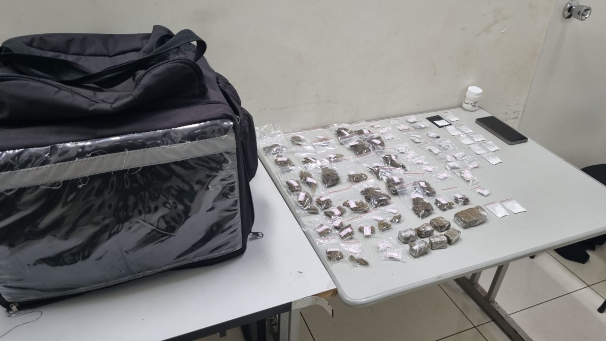 Motoboy do “disk drogas” é preso pela Força Tática com cocaína e maconha no Damha