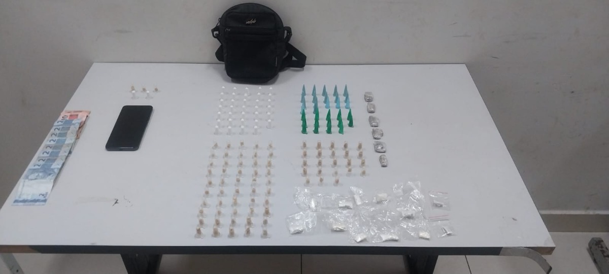 PM prende jovem com drogas e dinheiro próximo de escolas no Jardim São Rafael ll