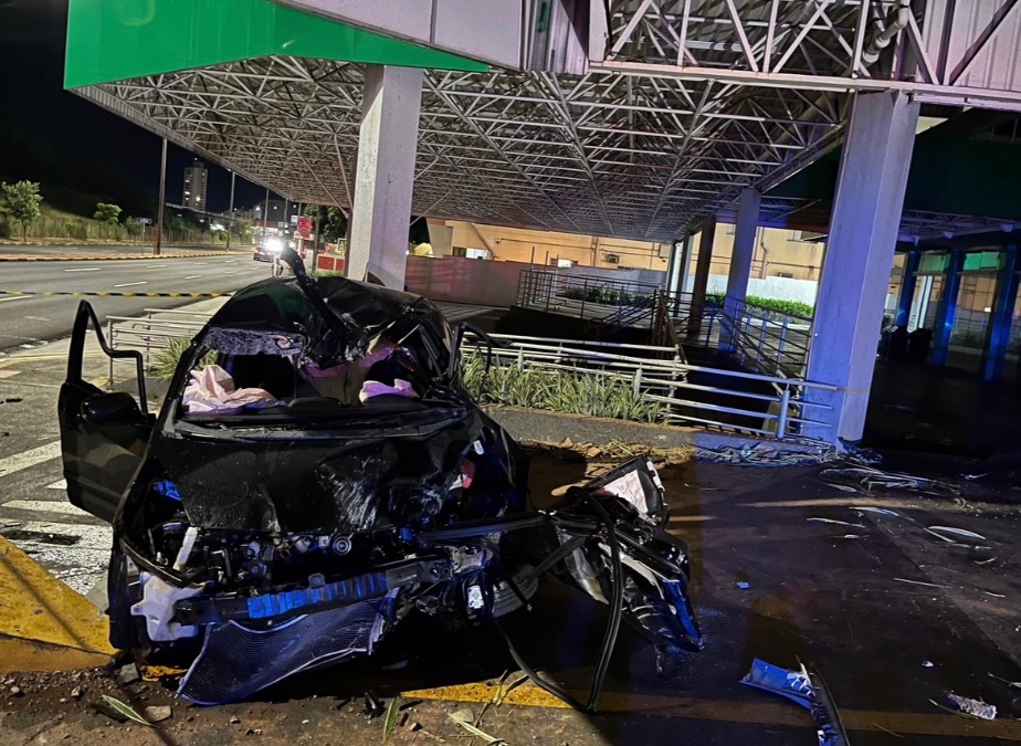 Casal fica gravemente ferido após perder o controle de carro e invadir prédio na Via Expressa