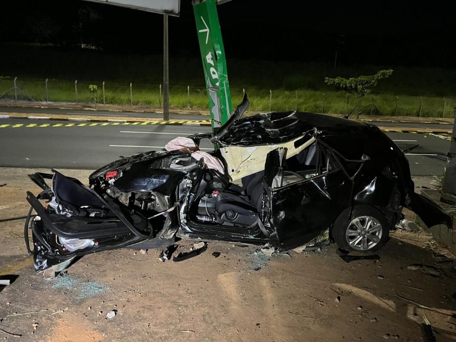Motorista permanece internado na UTI da Santa Casa de Araraquara após carro invadir entrada de espaço de hospital