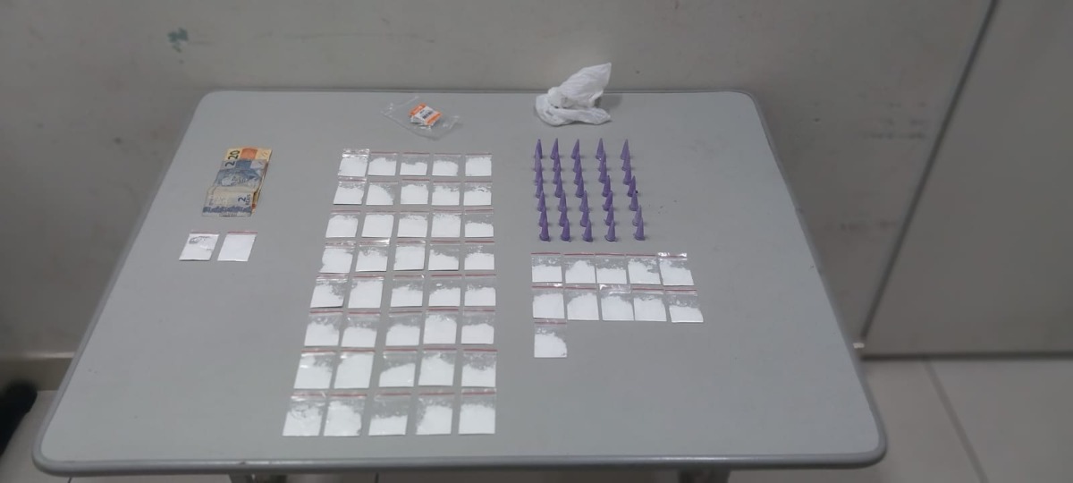 PM prende homem com cocaína e dinheiro durante patrulhamento no Jardim América