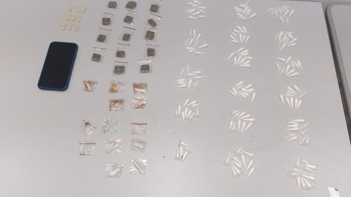 Jovem é preso pela Força Tática com cocaína, crack e maconha em ponto conhecido de tráfico no Jardim Paraíso