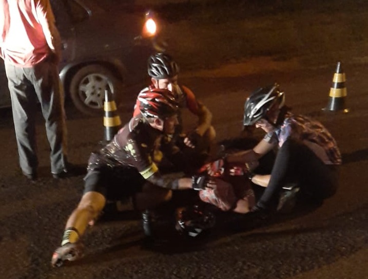 Ciclista fica ferida ao cair em buraco no Vale do Sol