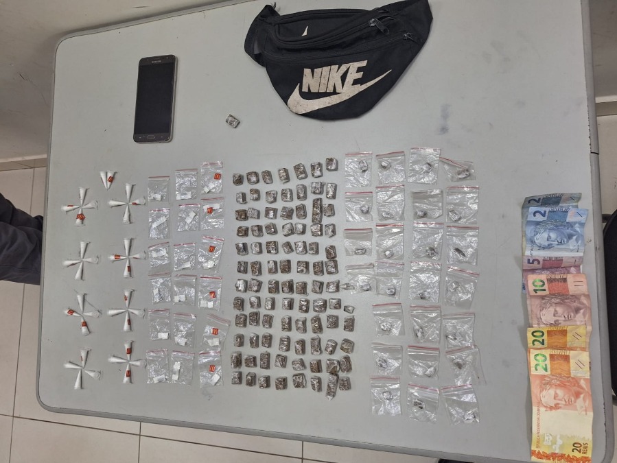 Jovem é preso e adolescente detido pela PM com drogas e dinheiro no Valle Verde