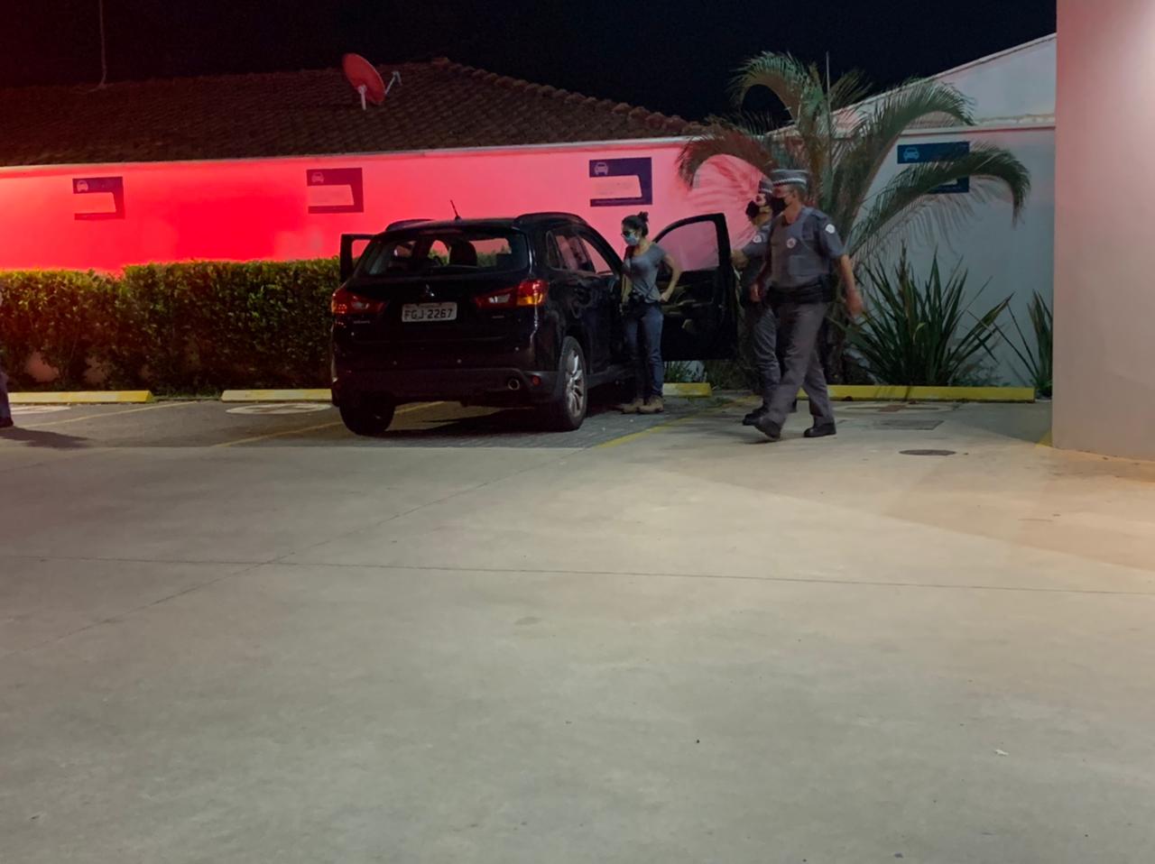 Homem é baleado pela polícia após roubar farmácia na Luís Alberto