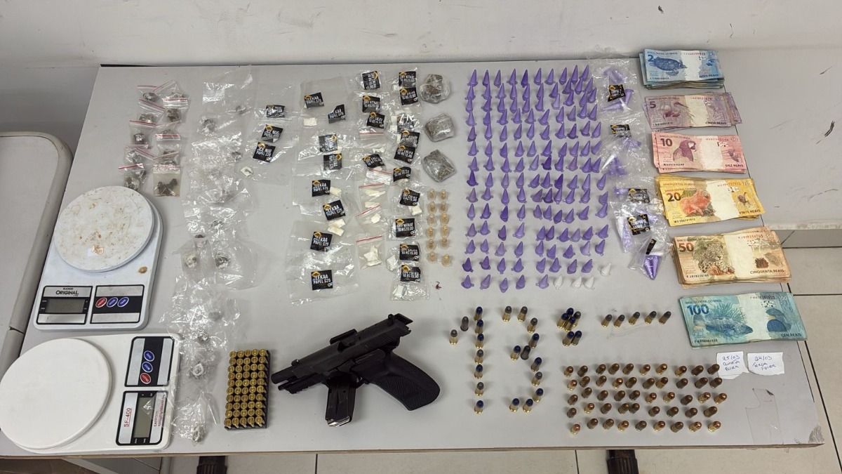 Quadrilha é presa pela PM com arma de fogo, munições e drogas no Victório de Santi