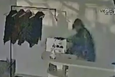 VÍDEO: Ladrão quebra vidro, invade loja e foge com roupas em menos de 1 minuto na Vila Xavier
