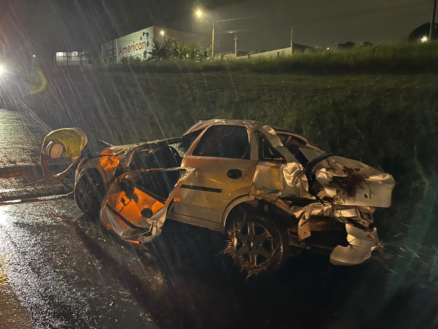 VÍDEO: Carro capota após colisão com caminhão e deixa feridos na SP-310 em Araraquara
