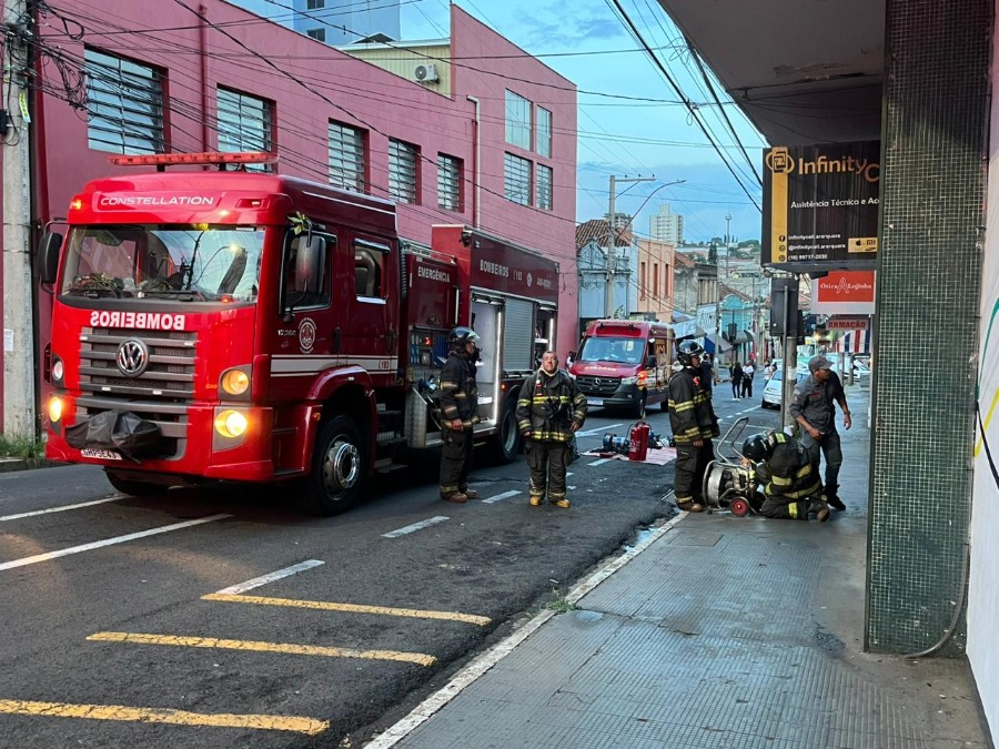 Incêndio em poste deixa comerciantes e lojistas assustados no Centro de Araraquara