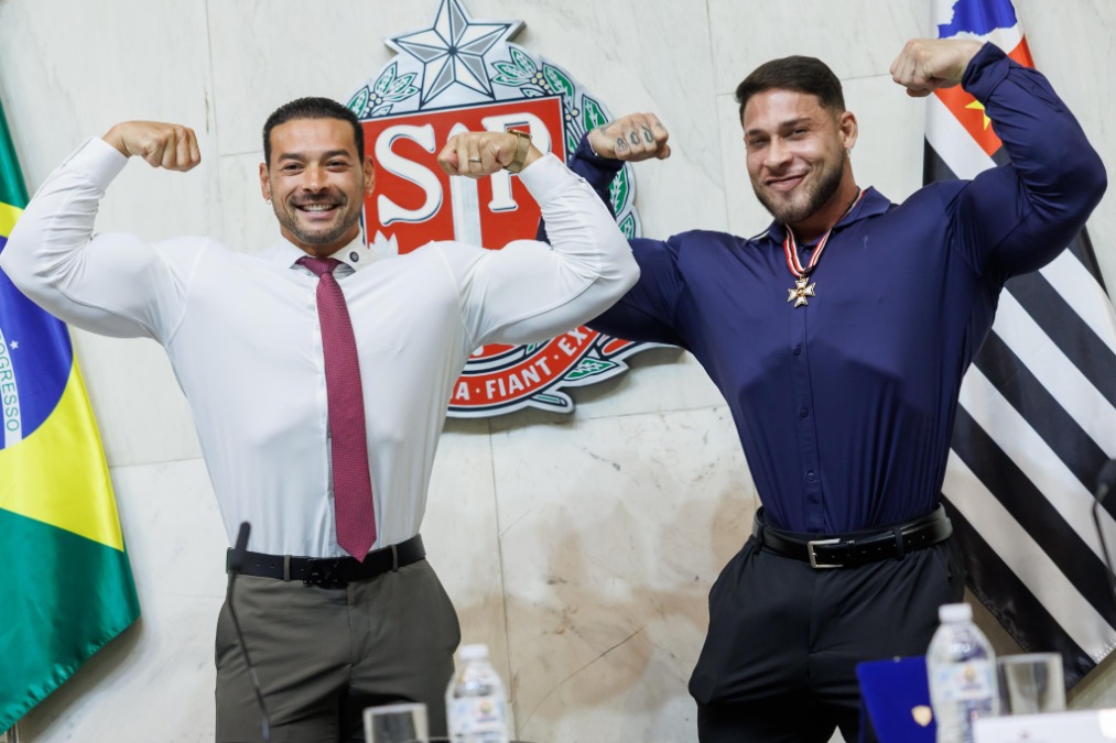 Deputado Felipe Franco homenageia o atleta Ramon Dino com colar de honra ao mérito na Alesp