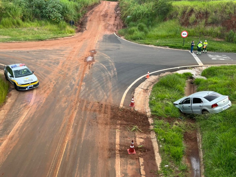 Motorista e passageiro ficam feridos após carro cair em barranco na SP-310 em Araraquara