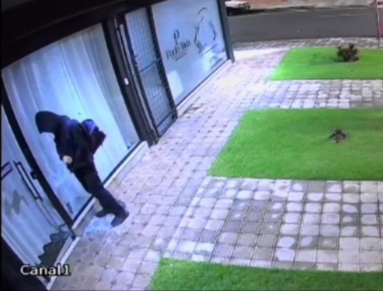 VÍDEO: Ladrão quebra porta de vidro com pedrada e furta loja de maquiagens no Santa Angelina