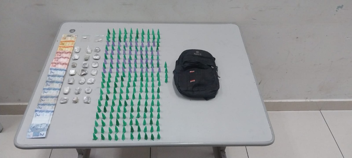 Adolescente é apreendido pela PM com mais de 200 porções de drogas no Laura Molina