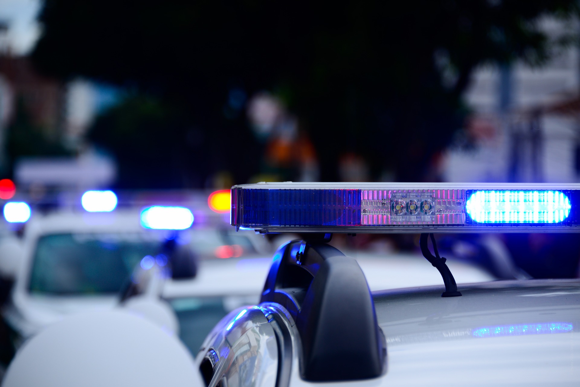 Polícia encontra bebê de dois anos abandonado em matagal