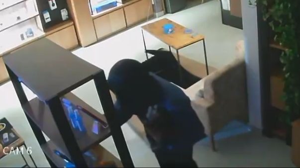 VÍDEO: Ladrão destrói parede com marreta e furta celulares de loja em menos de 1 minuto no Jardim Botânico
