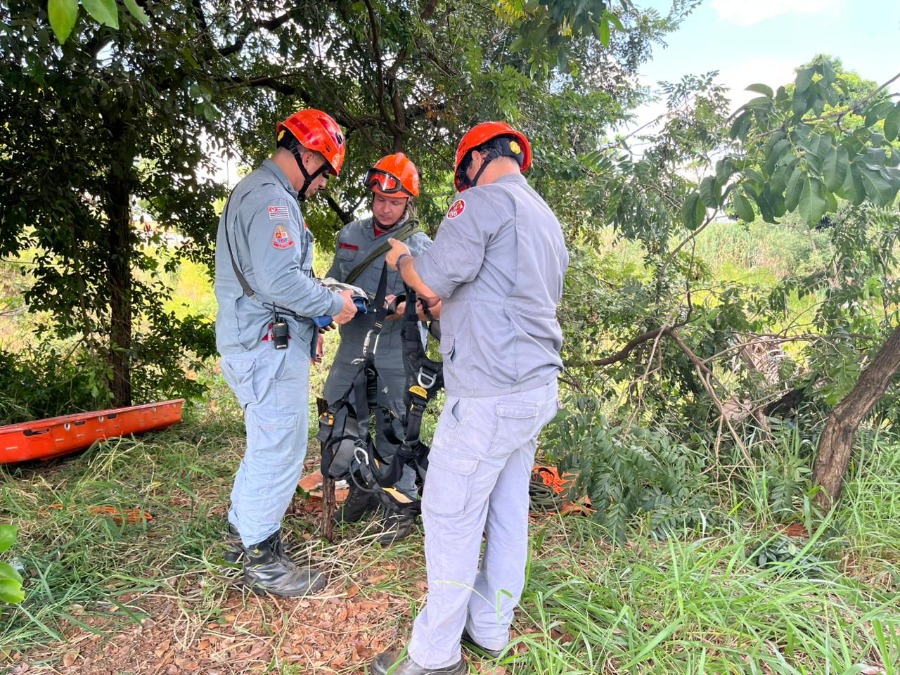 Mulher é resgatada pelo Corpo de Bombeiros após cair em barranco na Vila Velosa