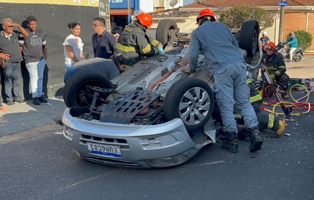 Carro capota após colisão com caminhonete e motorista fica ferida na Vila Xavier