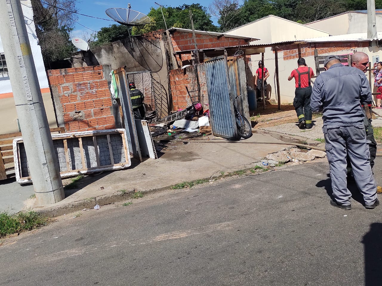 Duas crianças morrem e 2 adultos ficam feridos em incêndio criminoso em residência