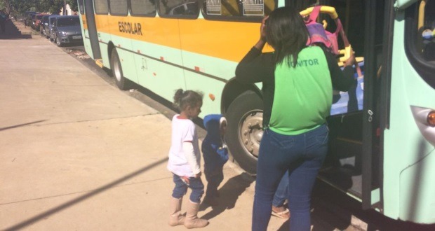 Criança fica sem aula por falta de transporte em Araraquara: ‘passa na esquina, mas não pode usar’